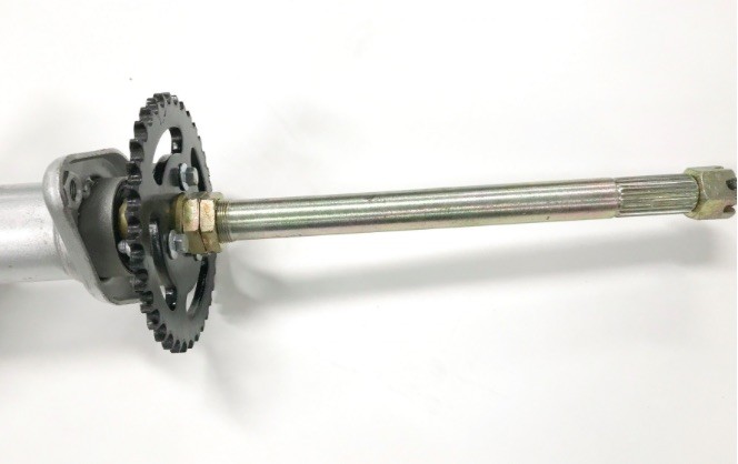 (28b2a) achteras met lagerhuis incl. tandwiel en remschijf