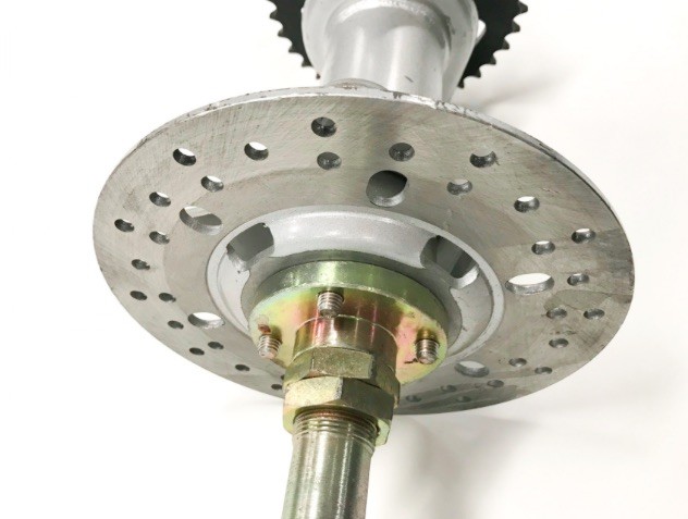 (28b2a) achteras met lagerhuis incl. tandwiel en remschijf