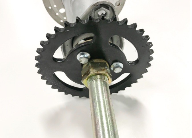 (28b2a) achteras met lagerhuis incl. tandwiel en remschijf