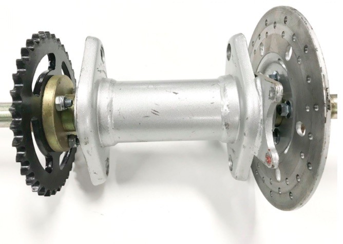 (28b2a) achteras met lagerhuis incl. tandwiel en remschijf