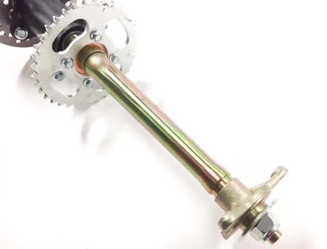 (28B3a) Achteras met lagerhuis incl. tandwiel en remschijf