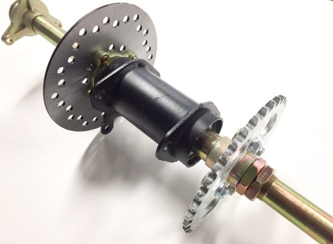 (28A3b) Achteras met lagerhuis incl. tandwiel en remschijf