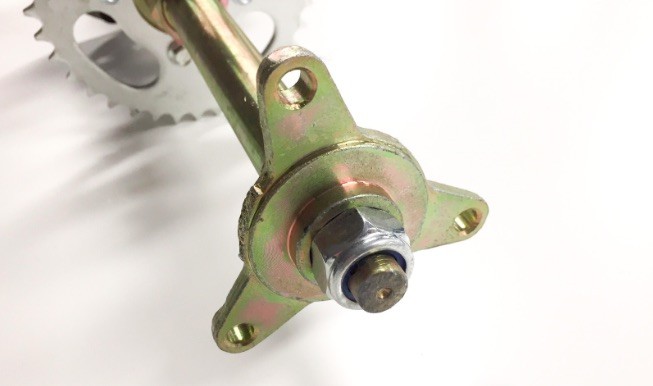 (28A3b) Achteras met lagerhuis incl. tandwiel en remschijf