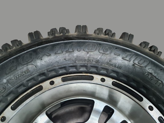 (211A2b) Achterband met velg 20x11.00-10 