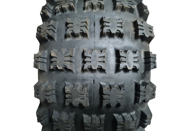 (211A2e) Achterband met velg Ambush 22x11.00-10 