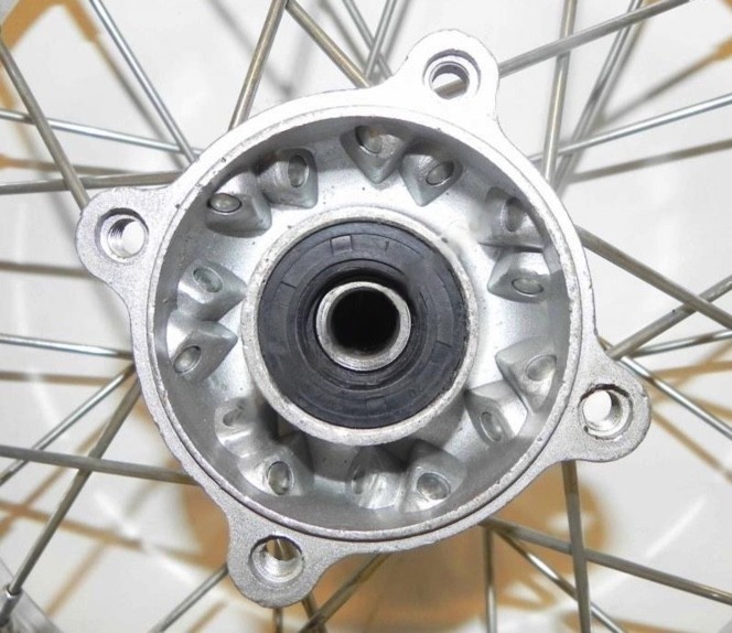 (21B4b) 12 inch achtervelg as 12mm