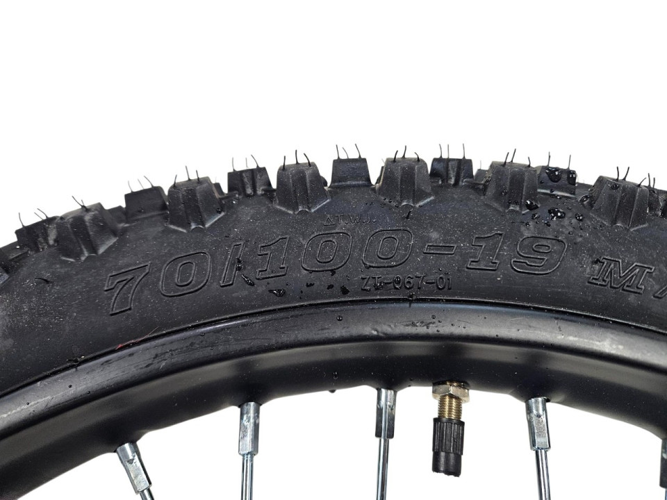 (211B2c) 19 inch Band met velg 70/100 (voor)