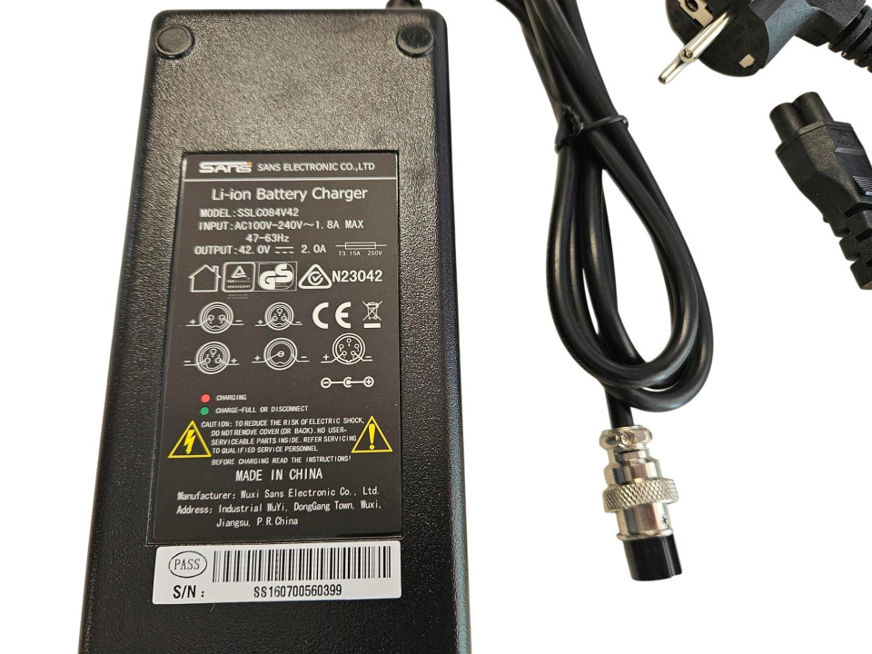 (8D1d) Oplader 36 volt 2.0Ah Lithium accu